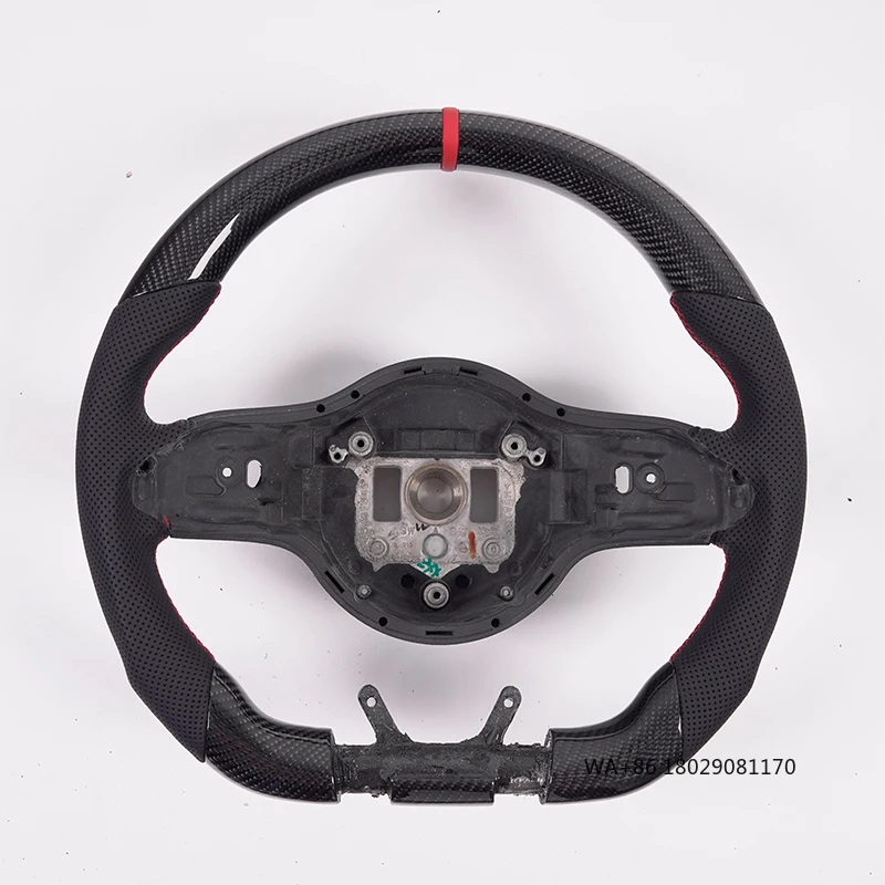 

Рулевое колесо подходит для высококачественного рулевого управления из углеродного волокна CLA45, смелый вид и прецизионное ощущение на ощупь.