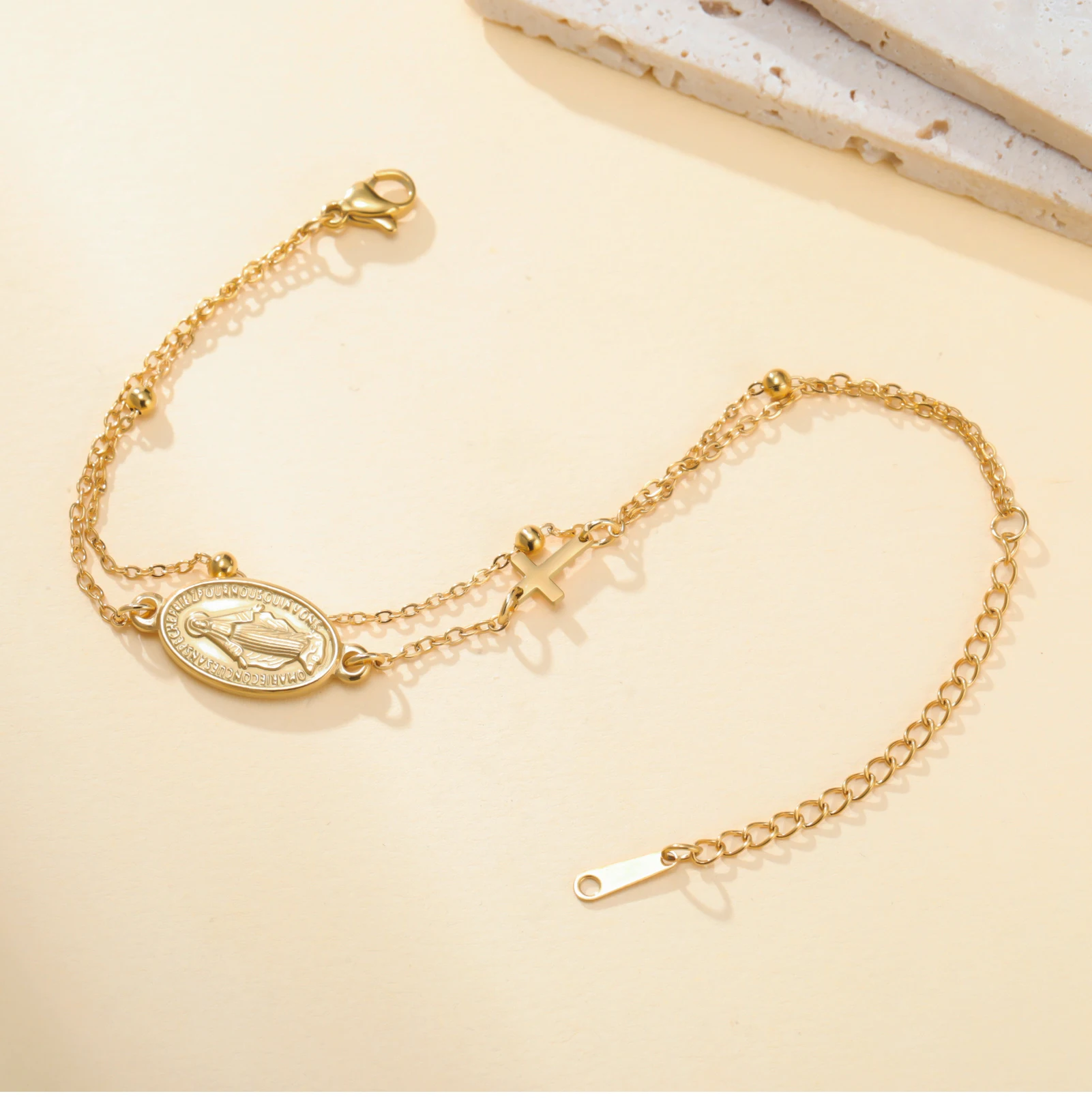 Doppellagiges Armband mit Kreuz und Jungfrau Maria für Damen, Edelstahl, zierliche Medaille, katholischer Schutzschmuck, verstellbar, Geschenk – Detail 9