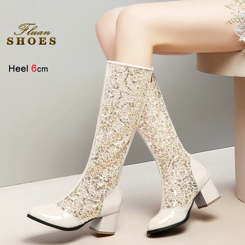 

Летние полые сапоги до колена на высоком квадратном каблуке 6 см с молнией сзади Модные женские сапоги с блестками и кружевной сеткой Сексуальная модельная обувь для вечеринок