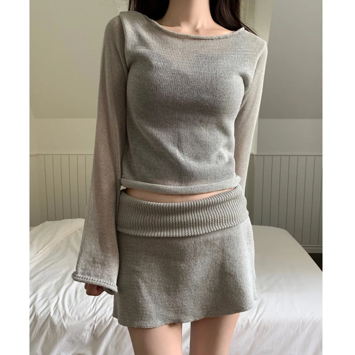

Стильный женский комплект из вязаного топа и эластичной юбки для ранней весны, тонкий трикотаж, женственный стиль, для повседневной носки, короткий фасон.