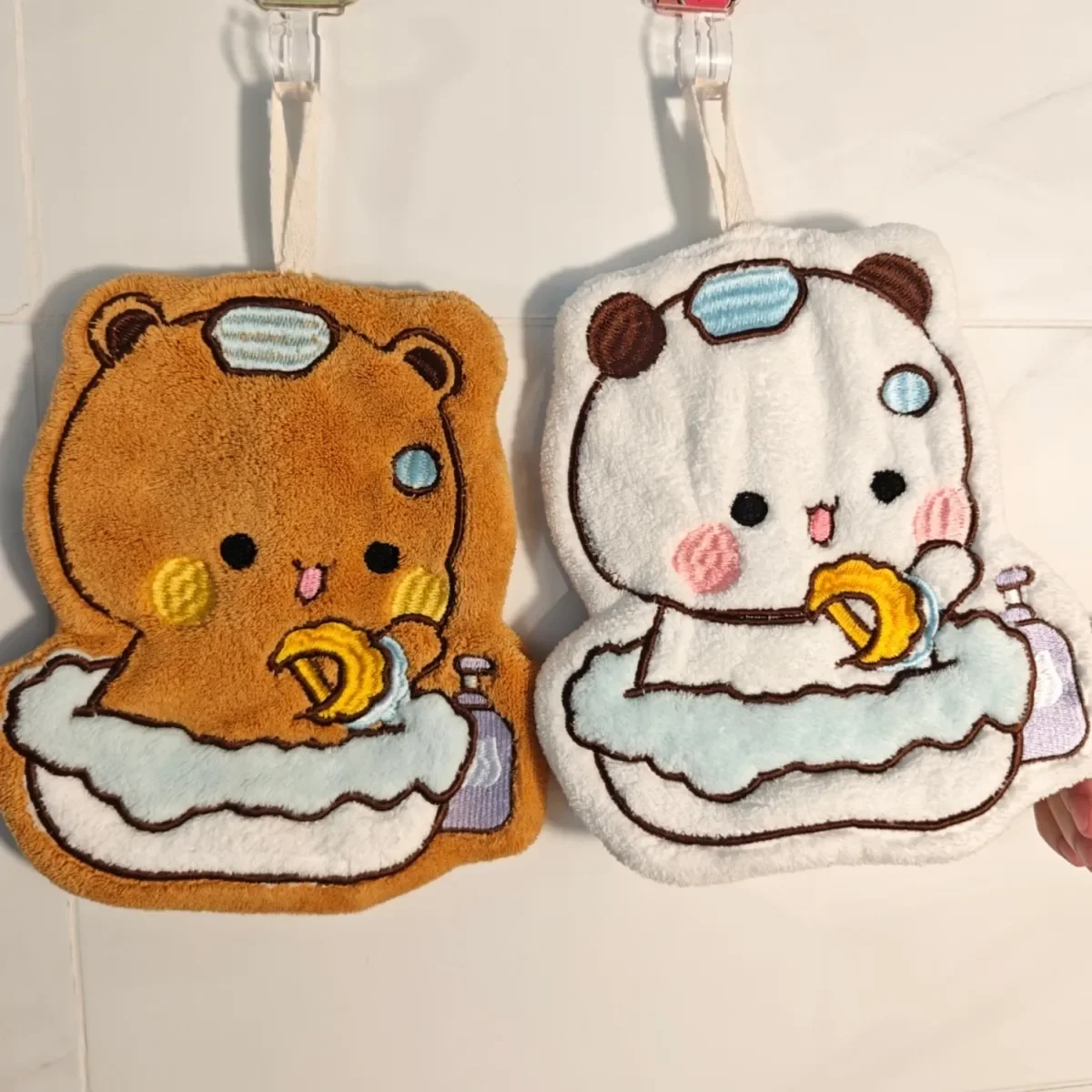 

Милое полотенце для рук Kawaii Panda Bubu And Yier, милое мультяшное полотенце из кораллового флиса, впитывающее воду, быстросохнущее, для кухни и душевой комнаты