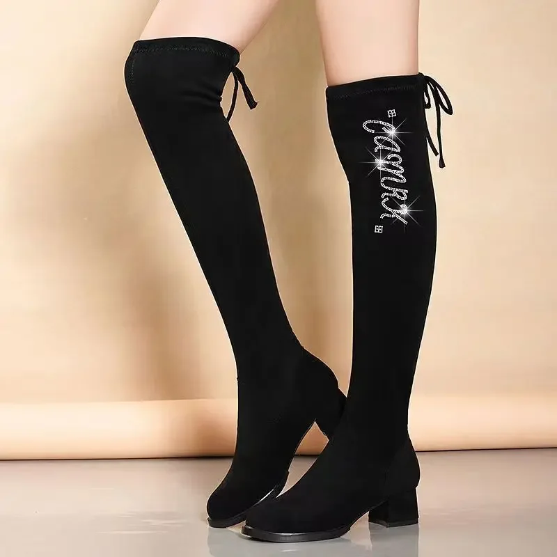 

Женские пикантные утягивающие сапоги выше колена, осень-зима 2022, новые эластичные сапоги на флисовой подкладке с кристаллами и буквами на высоком каблуке