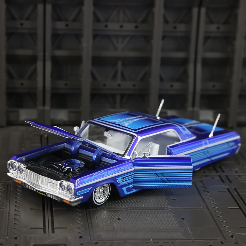 

Maisto 1:26 simulation Chevrolet Impala SS alloy car model, doors and hood can be opened rich details, fine workmanship