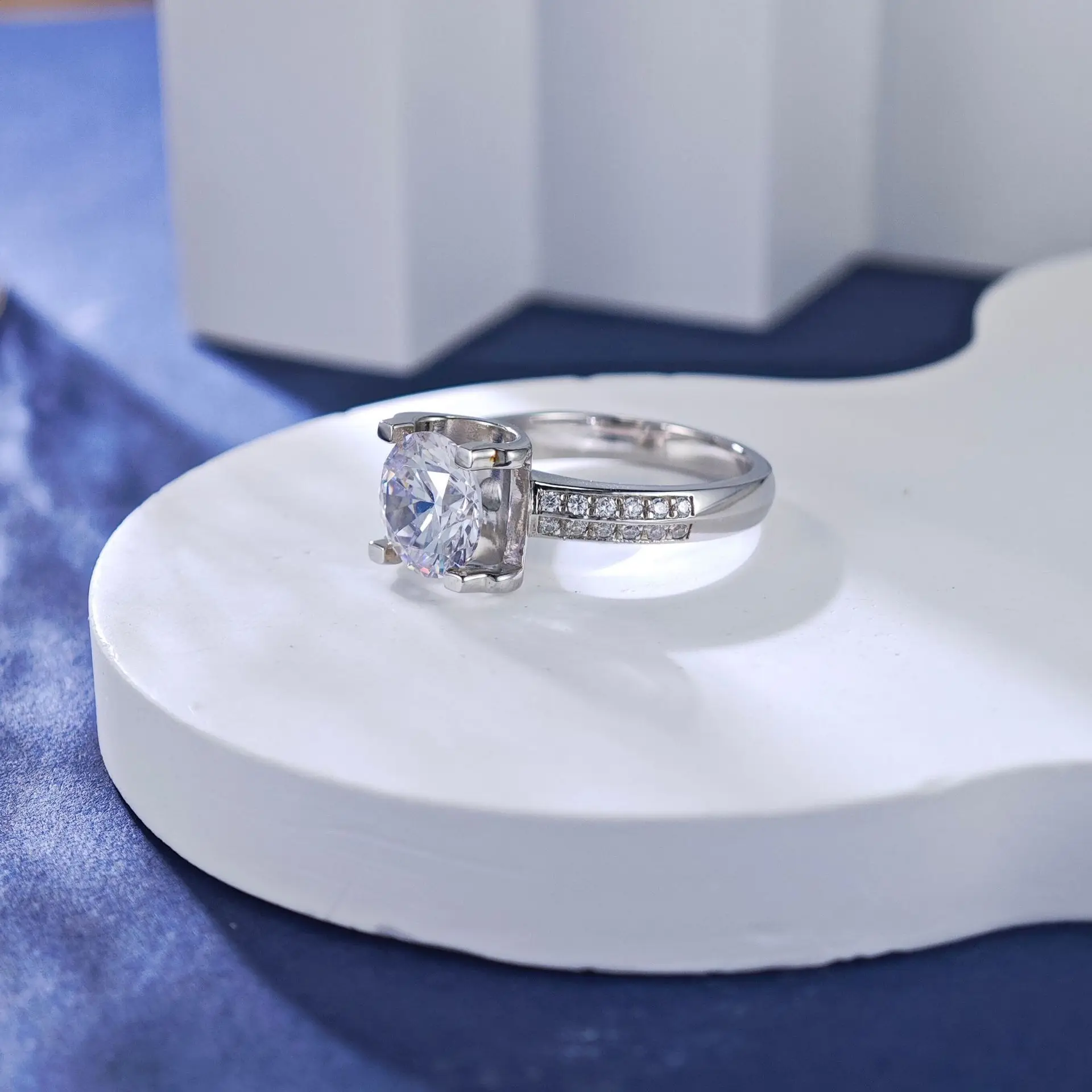 

Женское кольцо с муассанитом 1 карат, простое микроинкрустированное платье PT950, универсальный дизайн, долговечный блеск, роскошные ювелирные изделия