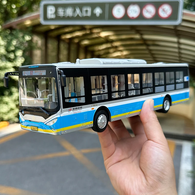 No. 82 Beijing Bus Model 1:43 Guangtong Automobile Yinlong New Energy Bus Alloy Model with Lights Can Open The Door