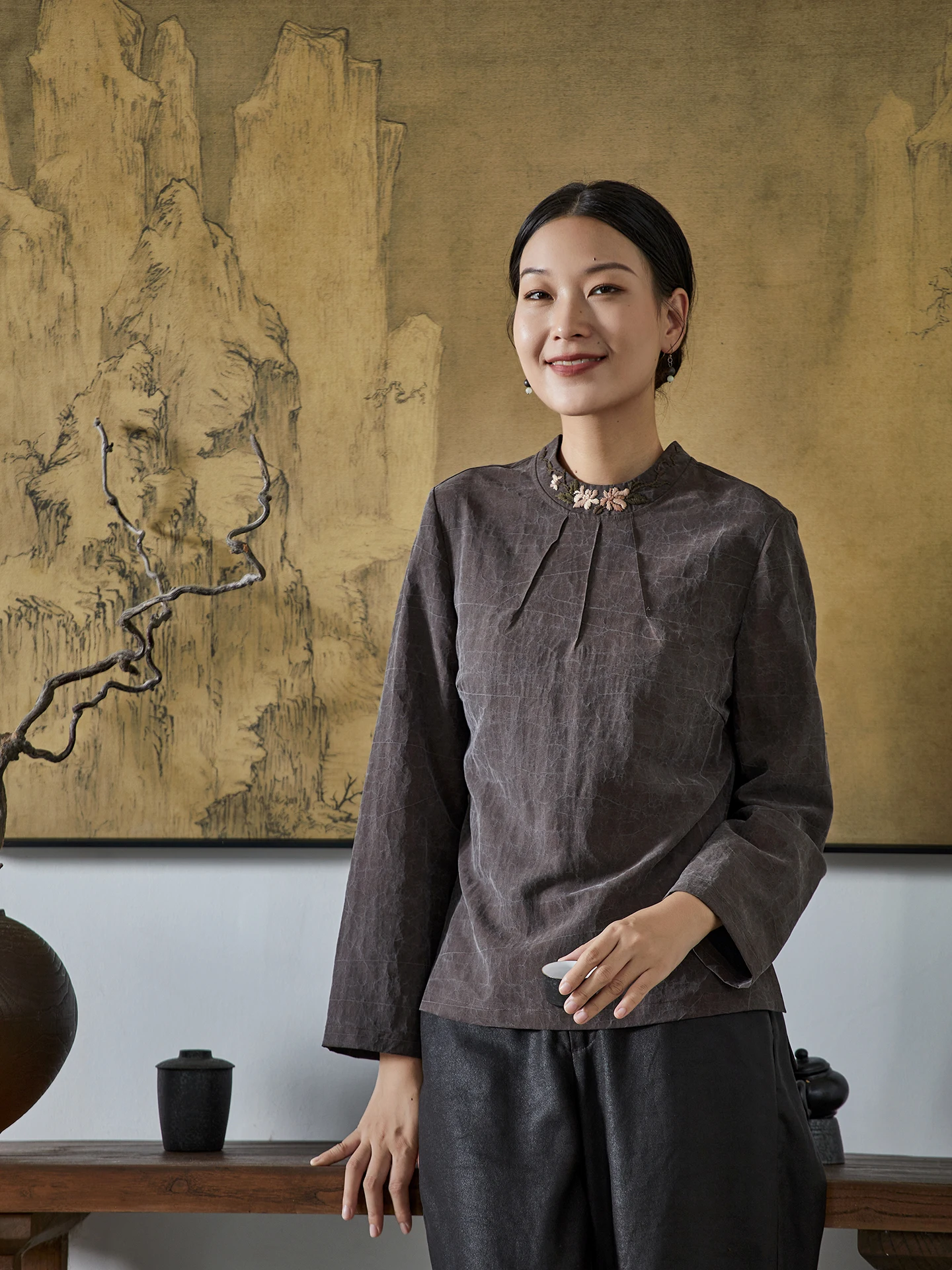 

Китайская шелковая блузка с вышивкой, ручной работы, с цветочным узором, дышащая, комфортная, для женщин среднего возраста