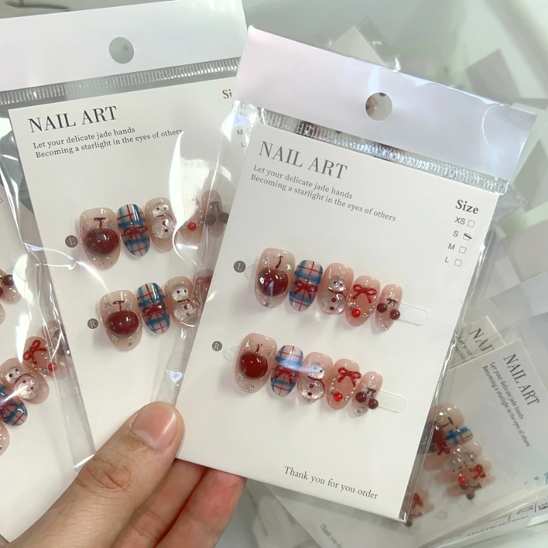 10 stuks Kerst Amandel Druk op Nagels met 3D Apple Sneeuwpop Plaid Cherry Decor Leuke Nep Nagel voor Meisjes & Kind vakantie Nail Art