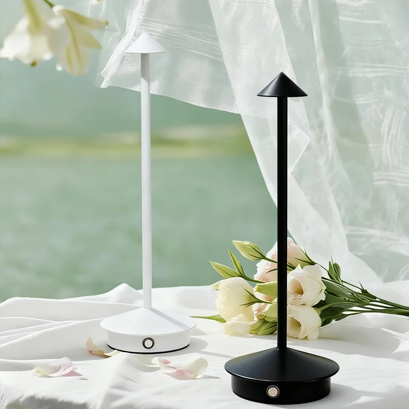 

Аккумуляторная беспроводная настольная лампа, портативная светодиодная сенсорная лампа, трехцветная лампа с бесступенчатым затемнением, подходящая для спальни/столовой/тестера.