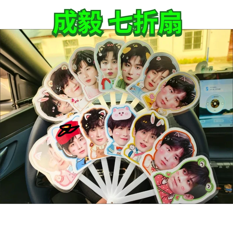 

Cheng Yi's folding fan,simple fan made of waterproof material,features DIY cartoon design around the edges,making it adorable