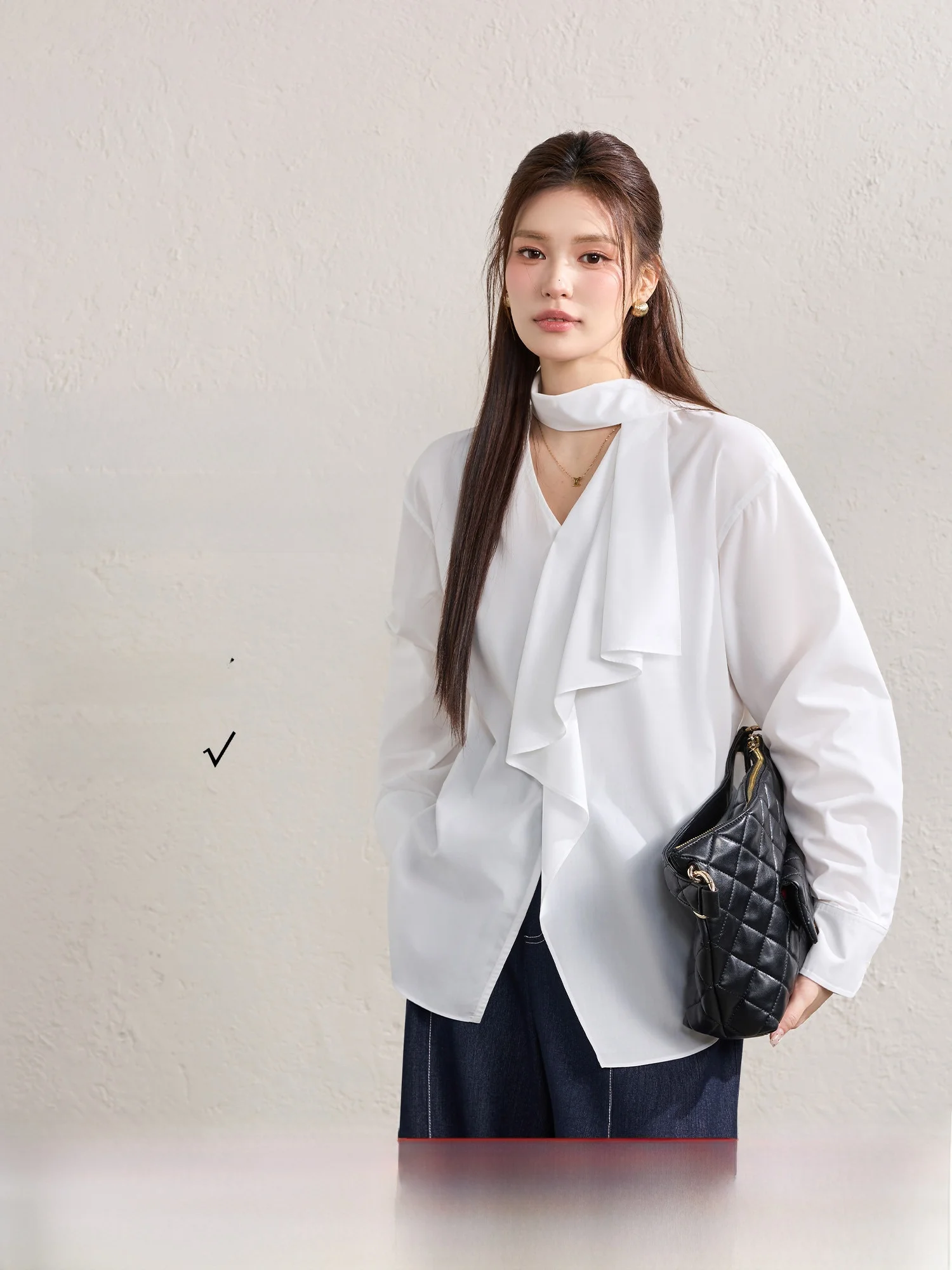 

Синяя блузка с асимметричным подолом, большого размера, с длинными рукавами, V-образным вырезом, прямого кроя, в французском стиле, новинка весенней коллекции.