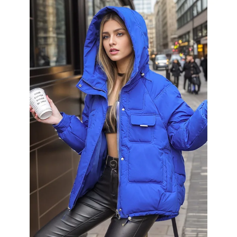 معطف نسائي شتوي جديد لعام 2025 بقلنسوة من القطن على الطراز الكوري سترة قصيرة مقاس كبير سميكة متعددة الجيوب ملابس خارجية عصرية