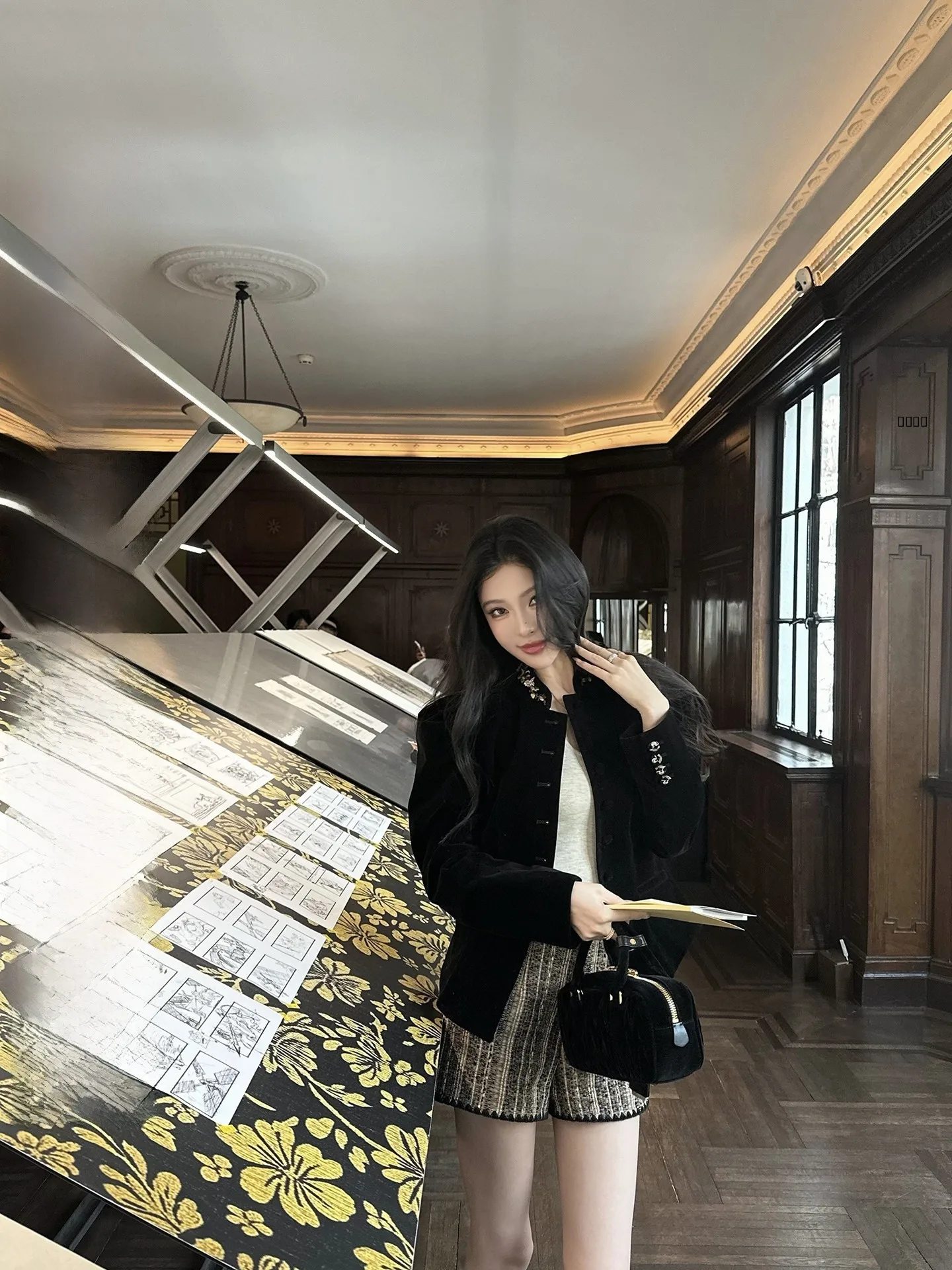 

Комплект Fbblimit Artistic Revival: черный бархатный топ с вышитым воротником и шерстяные вязаные шорты для женщин