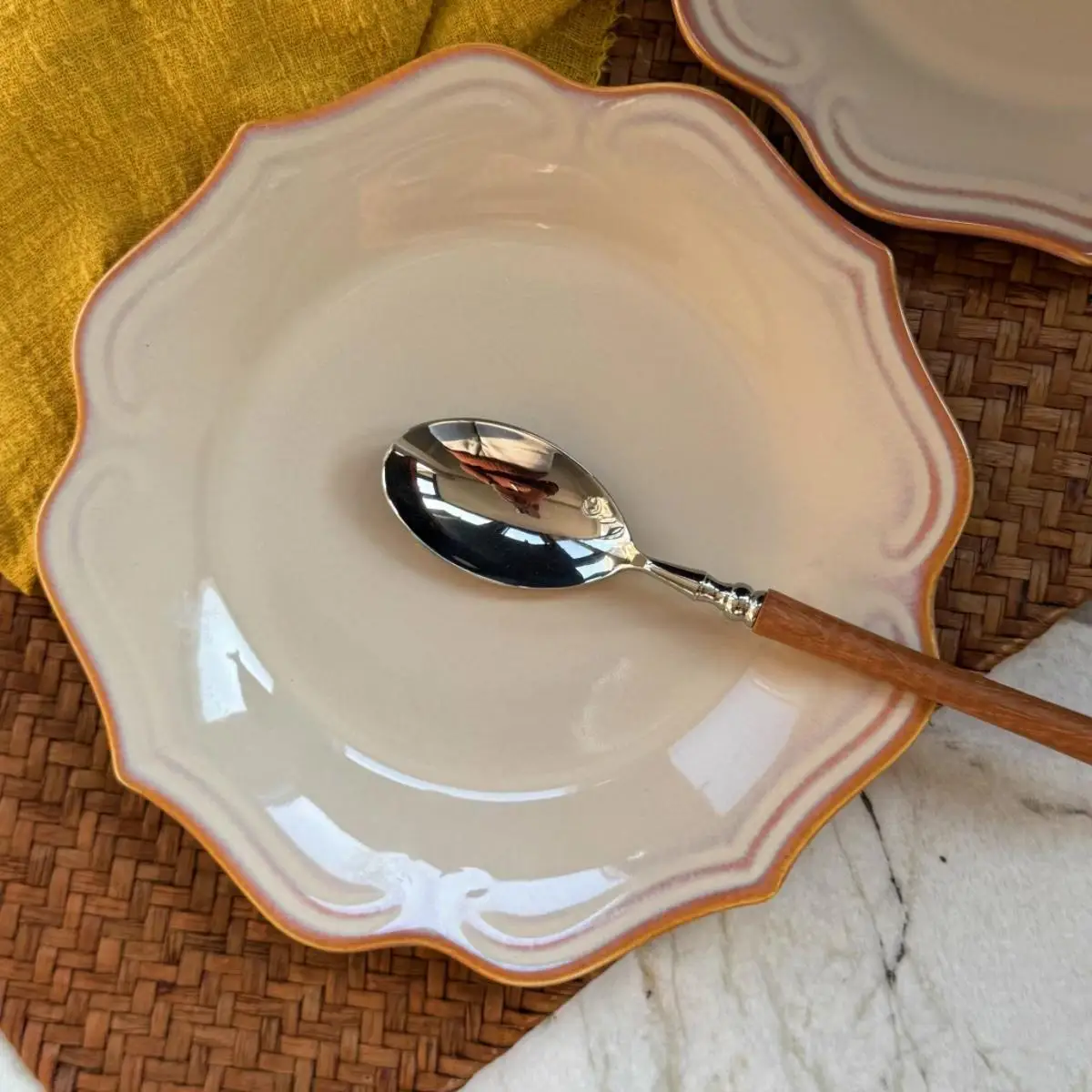 

Retro Sle Cerc Plate Beige Color Series Home Use Fruit Salad Soup Di Handmade Irregular ape Deep Dinnerware