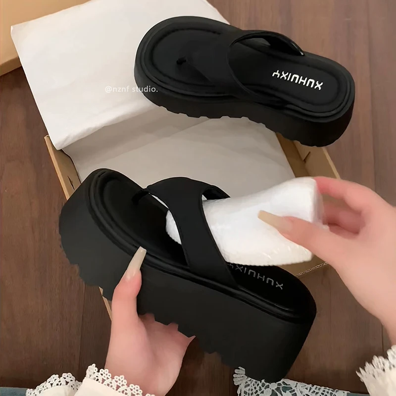 Zapatillas Chanclas de goma informales Zapatos de mujer Diapositivas de plataforma Sandalias de tacón beige Lujo hawaiano 2025 Negro Retro Casa Slipp