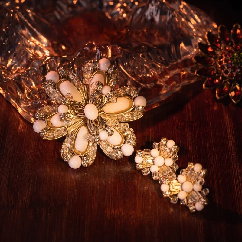 

Vintage Pearl Flower Brooch and Earrings Set Medieval Baroque Style Jewelry Elegant Gold Tone Costume Accessories for Women