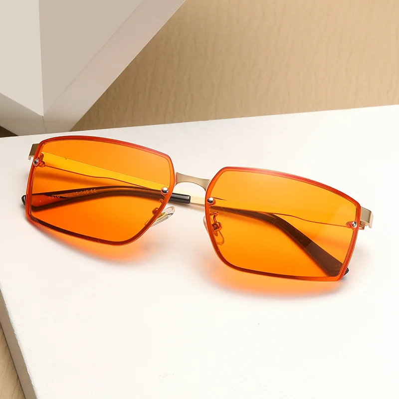 

New trendy and modern metal fashionable sunglasses