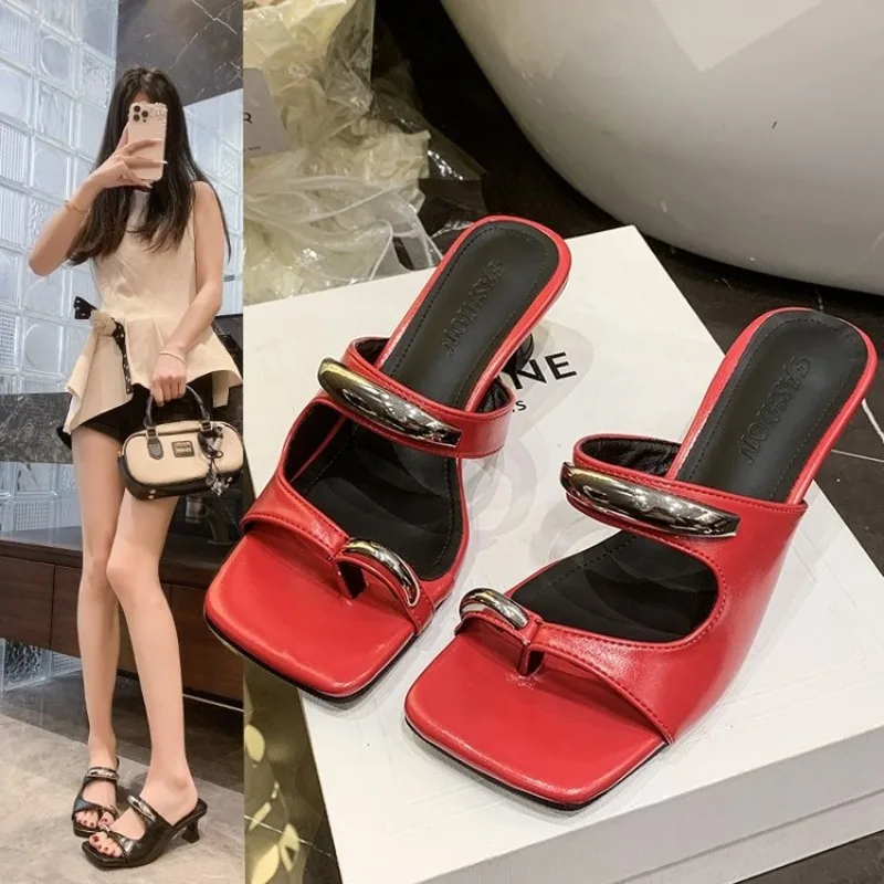 

Women Summer Slippers Ladies Sandals Metal Decor Thong Flip Flop Low Heel Shoes Woman Outdoor Sweet Sandals Female Plus Size 43