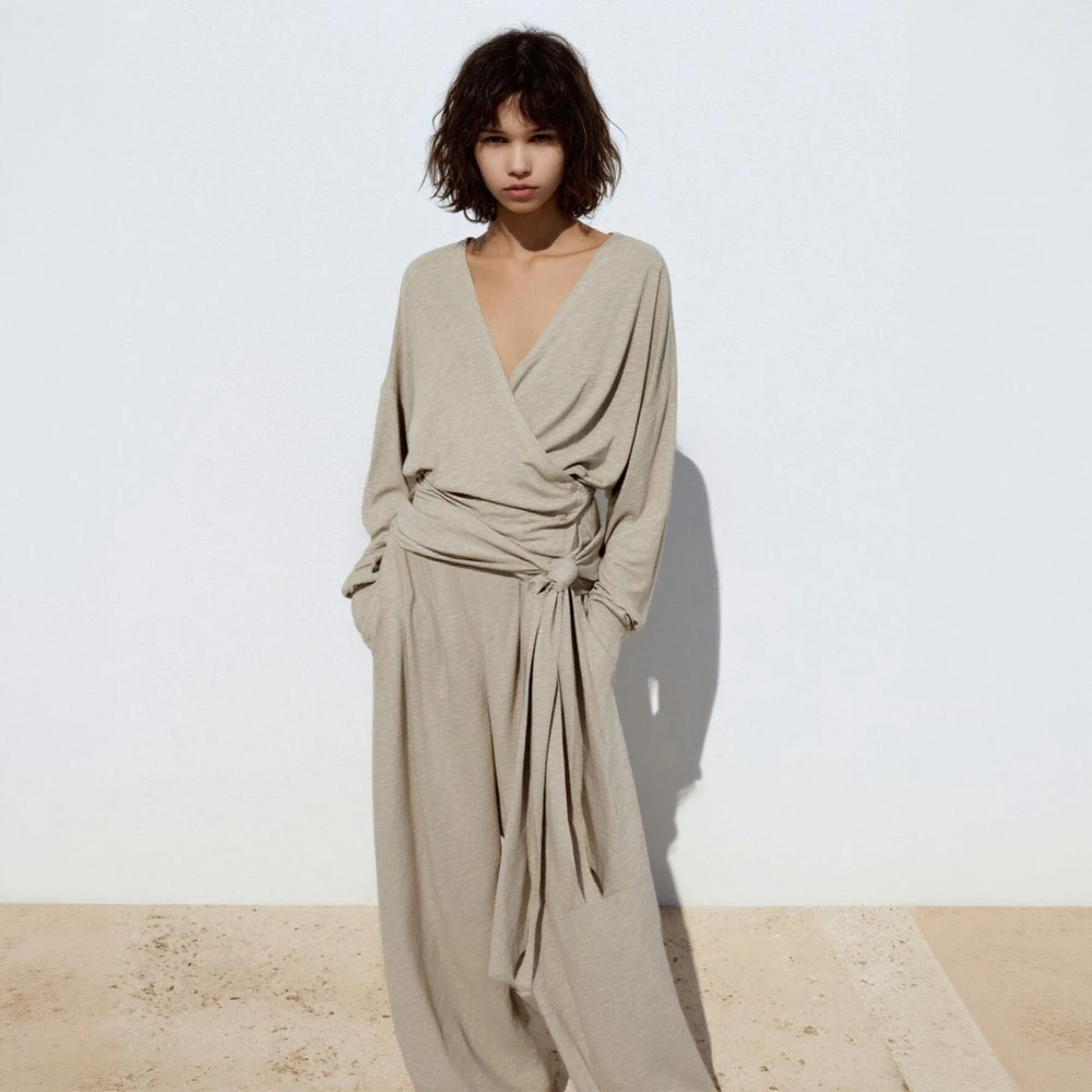 تي شيرت نسائي بأكمام طويلة ورقبة على شكل حرف V أنيق وفضفاض كاجوال عادي للخريف والشتاء ملابس يومية #1