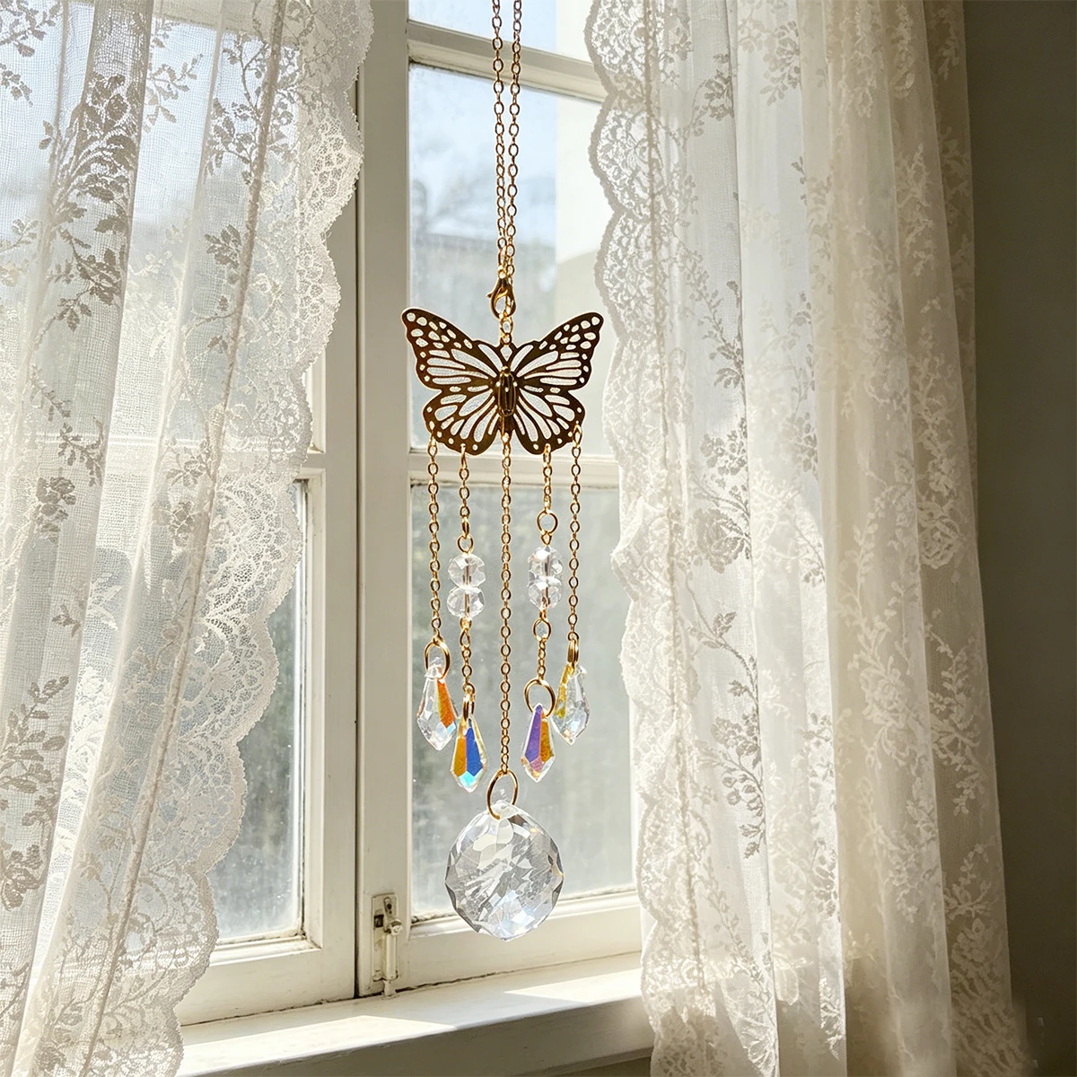 1 pièce d'ornement suspendu en cristal, pendentif attrape-rêves en cristal papillon doré, composé d'un papillon en métal doré, d'une boule en verre cristal et d'une chaîne dorée, style bohème, adapté à la décoration intérieure, aux suspensions de fenêtre, aux décorations de balcon et de terrasse, et aux divers cadeaux de fêtes.