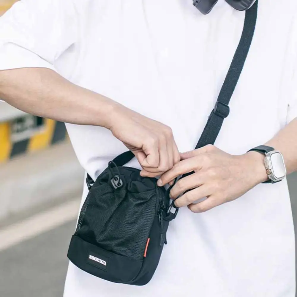 กระเป๋าใส่ขวดน้ำแบบสะพายไหล่ ตาข่าย ไนลอน มีช่องด้านหน้า สายสะพายข้าง พร้อมหูหิ้ว พกพาสะดวก