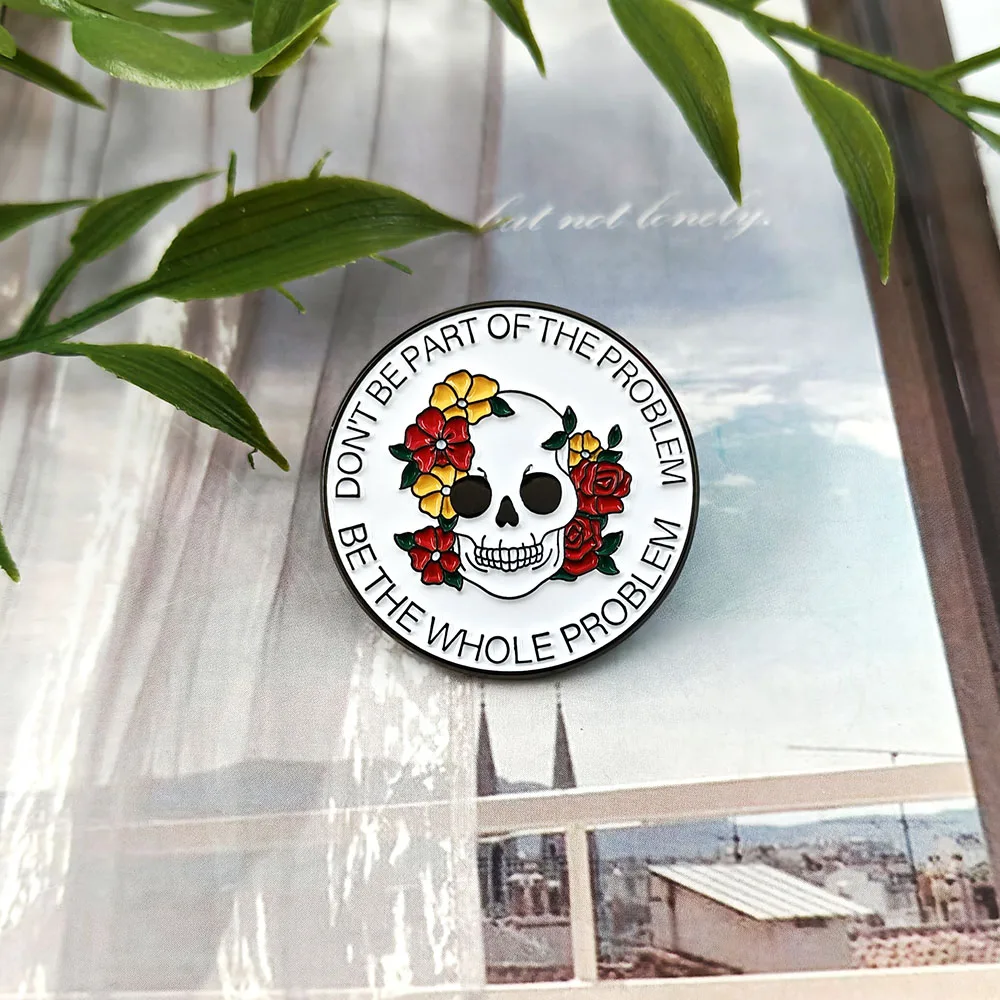 Sei nicht Teil des Problems, sondern das ganze Problem – lustige Brosche mit Skelett- und Blumenmotiv, englischer Slogan, runder Metall-Anstecker. – Detail 5
