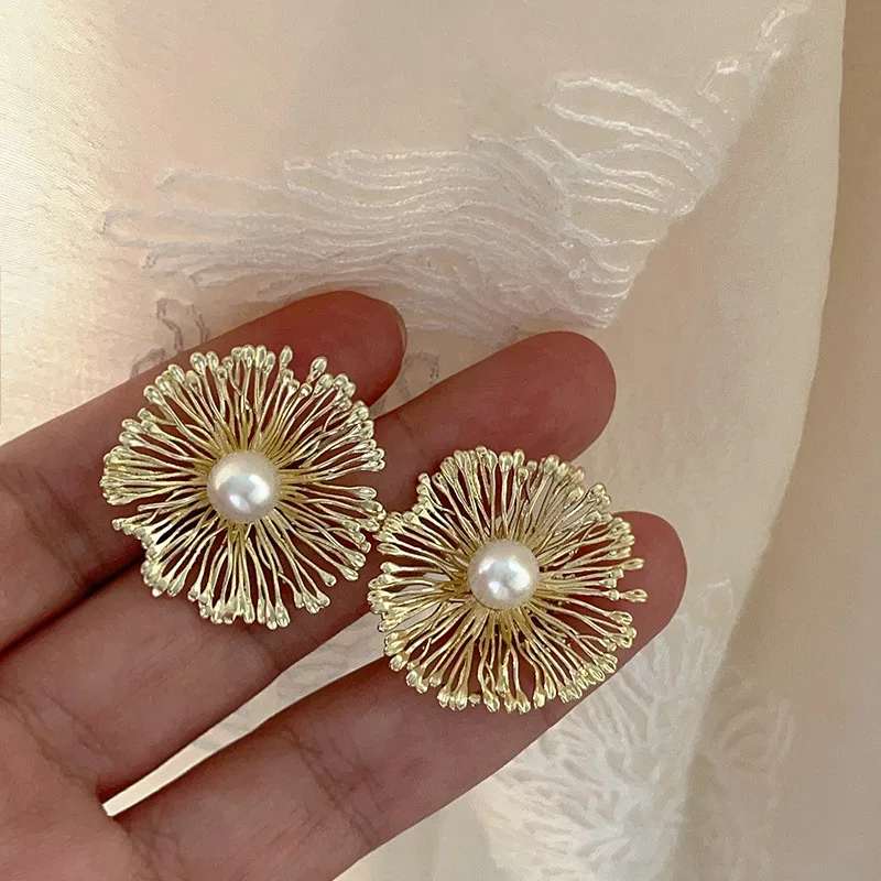 Round Metal Flowers Pearl Earrings European American Style Personalized Fashion Stud Earrings Ladies Girls Wedding Accessories