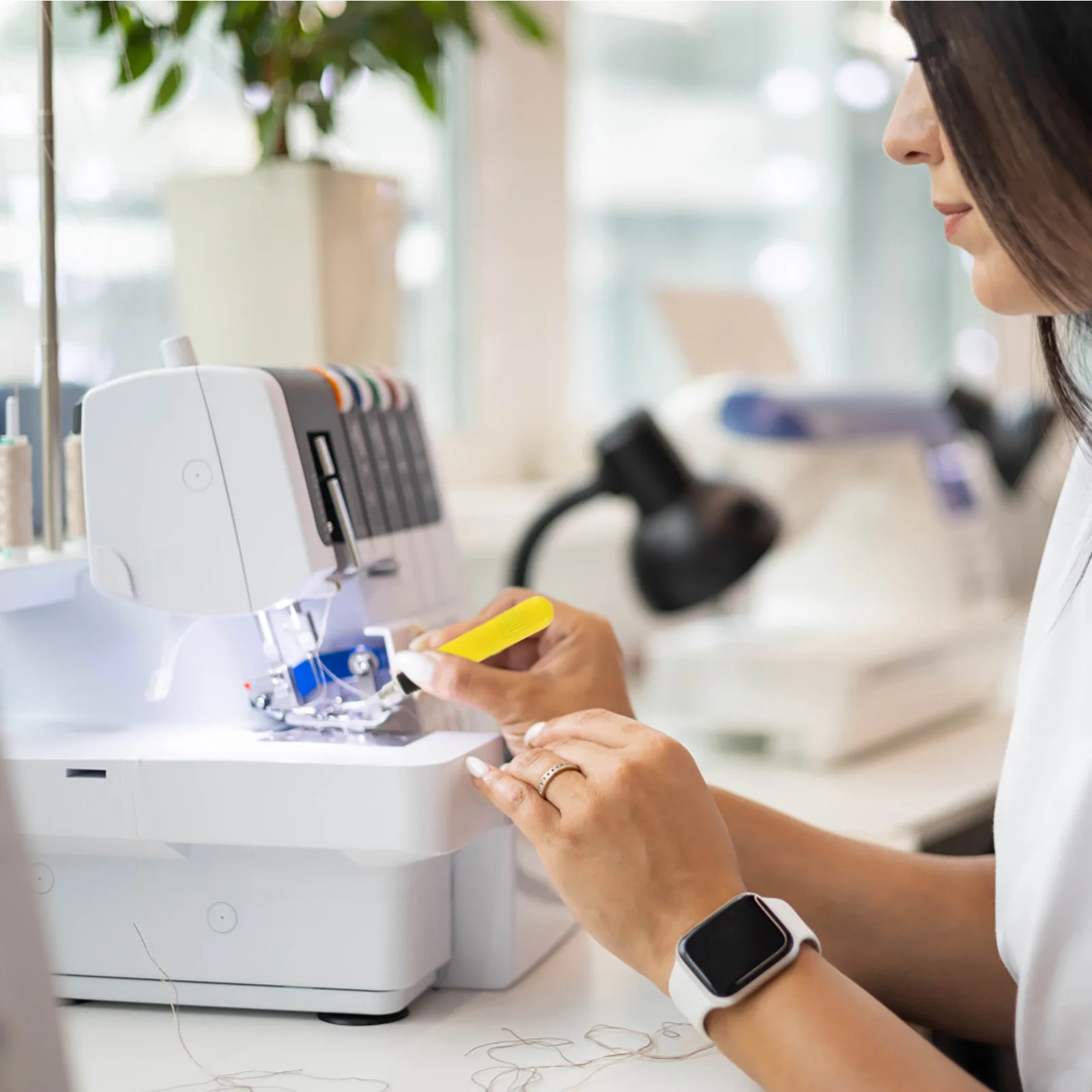 أداة خياطة بإضاءة LED، قبضة مريحة وخفيفة الوزن لتطريز اللحف ومزيل الخيوط