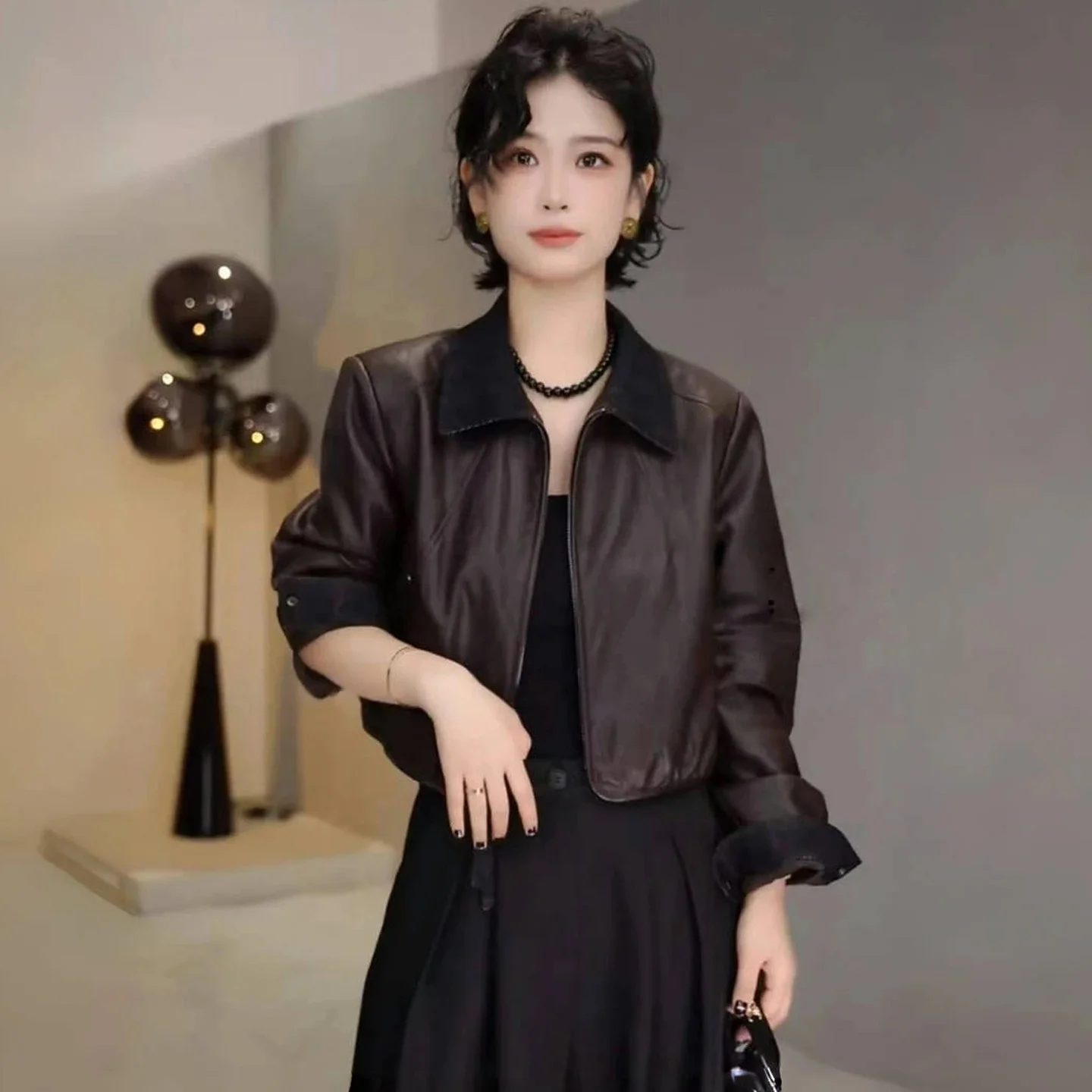 

Ретро-куртка из искусственной кожи кофейного цвета с воротником-стойкой, женская модная короткая верхняя одежда, осенняя, приталенная, универсальная, в мотоциклетном стиле