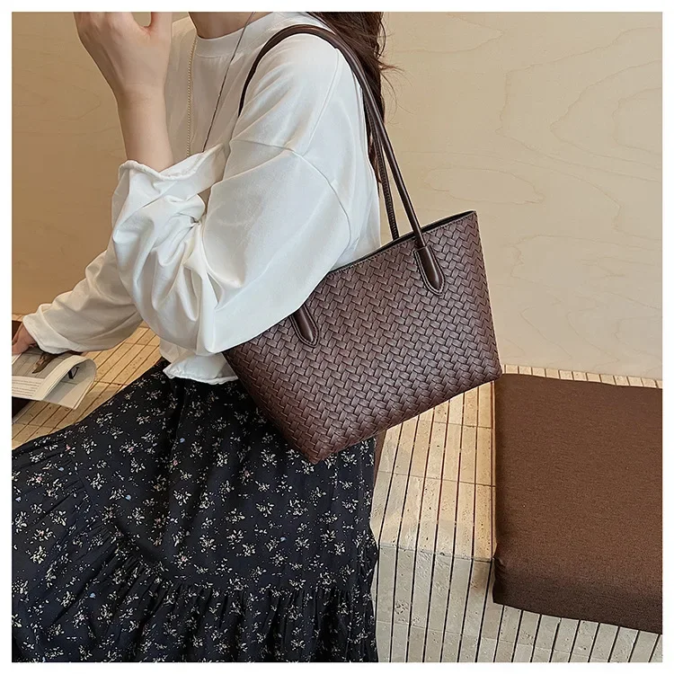 

Niche Trend 2025 Summer Woven Tote Women's Versatile High-end Shoulder Armpit Bag