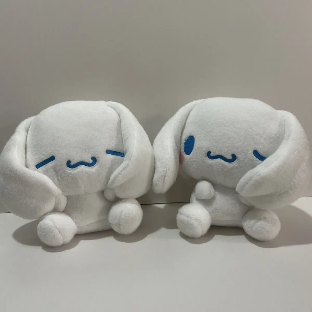 

Новая мягкая игрушка Sanrio Cinnamoroll 2026: озорная плюшевая кукла с прищушенными глазами, милый аниме-персонаж, подарок на праздник