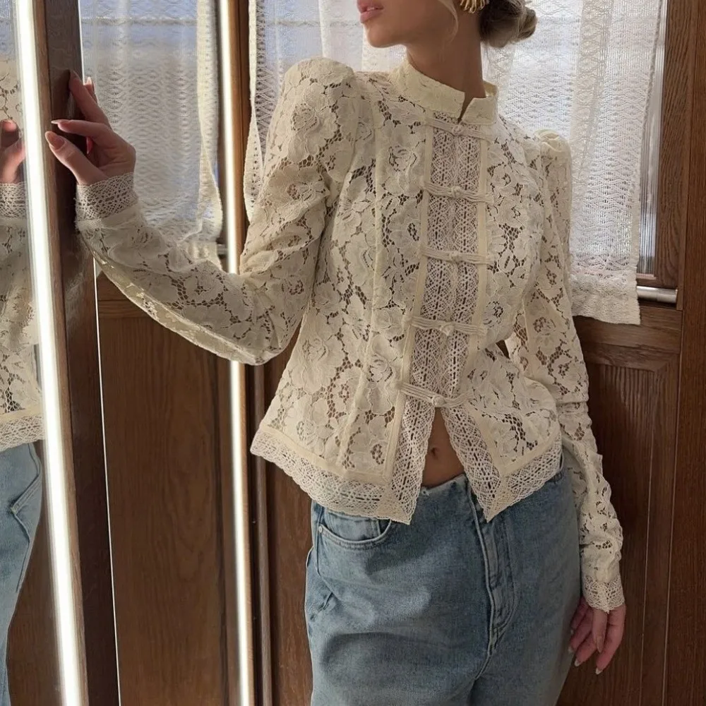 Einfarbige Bluse mit Stickerei, durchsichtige Bluse mit langen Ärmeln, Patchwork-Bluse, einreihig, schmal geschnitten, mit Lochmuster, Sommerkleidung – Detail 7