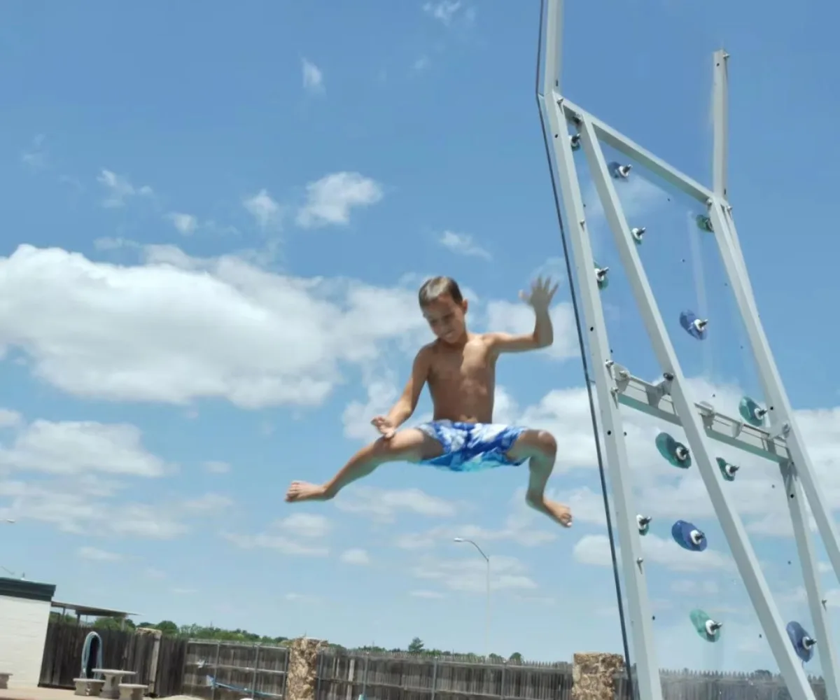 Swimming Pool Climbing Wall Steel Rust Resistant Water Sports Equipment for Water Park & Resort