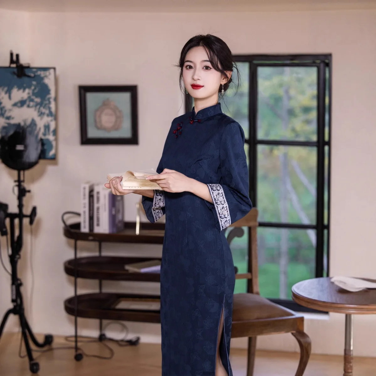 جديد 2025 خريف/شتاء النمط الصيني تحسين فراشة قماش جاكار تشيباو أداء كبير الحجم تشيباو