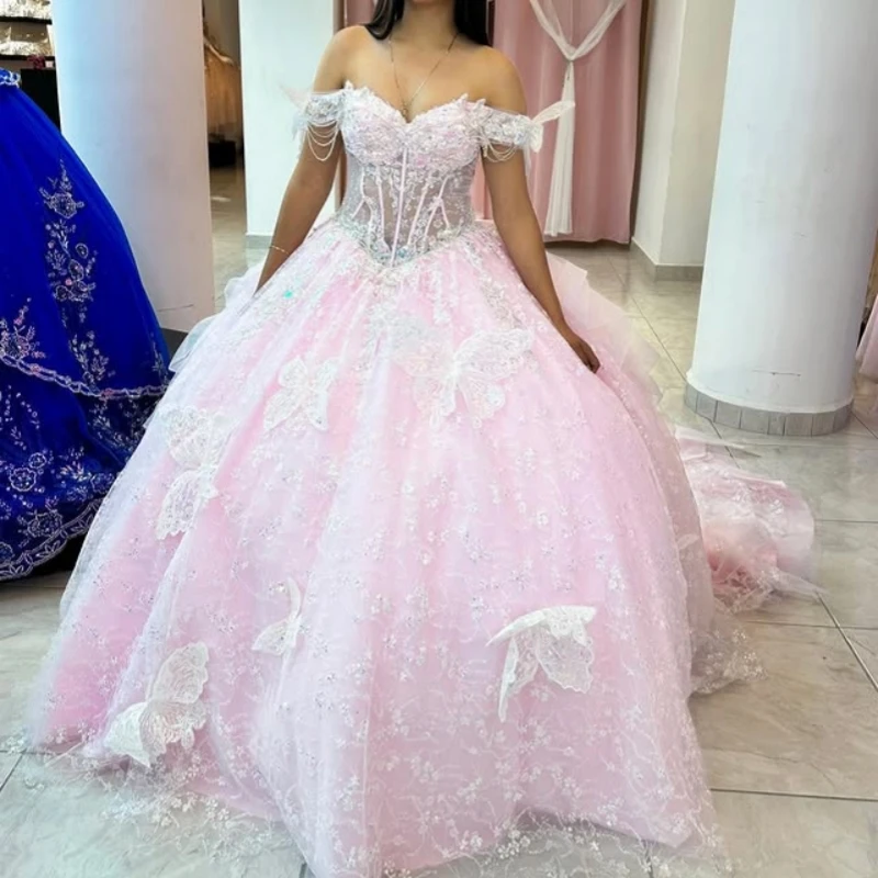 

Блестящие розовые платья Quinceanera по индивидуальному заказу с открытыми плечами и аппликацией в виде бабочки, кружевной бант, длинный хвост, Vestido 15, Quinceanera