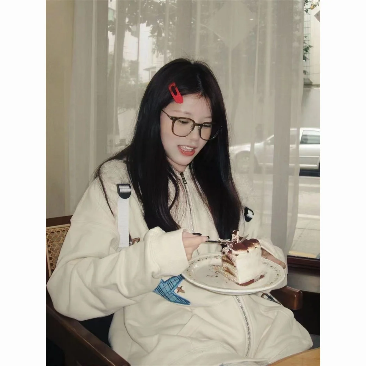 Maglione con cappuccio da donna 2025 Senso del design Fascino Bianco sporco Nuovo design All-match Casual Stile sportivo Cardigan Abbigliamento sportivo