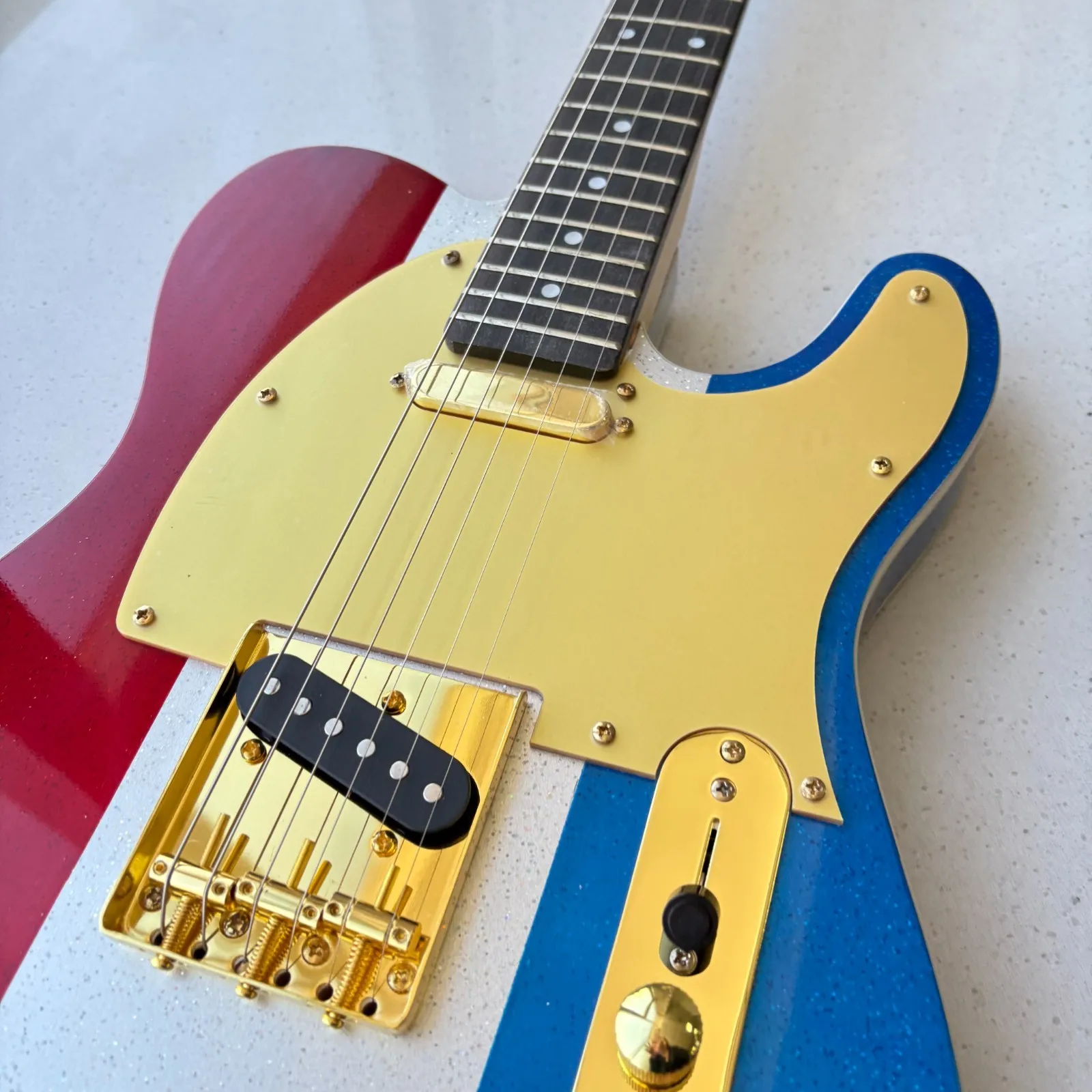 

Новинка 2026 года: кремовый пикгард для гитары в стиле триколор