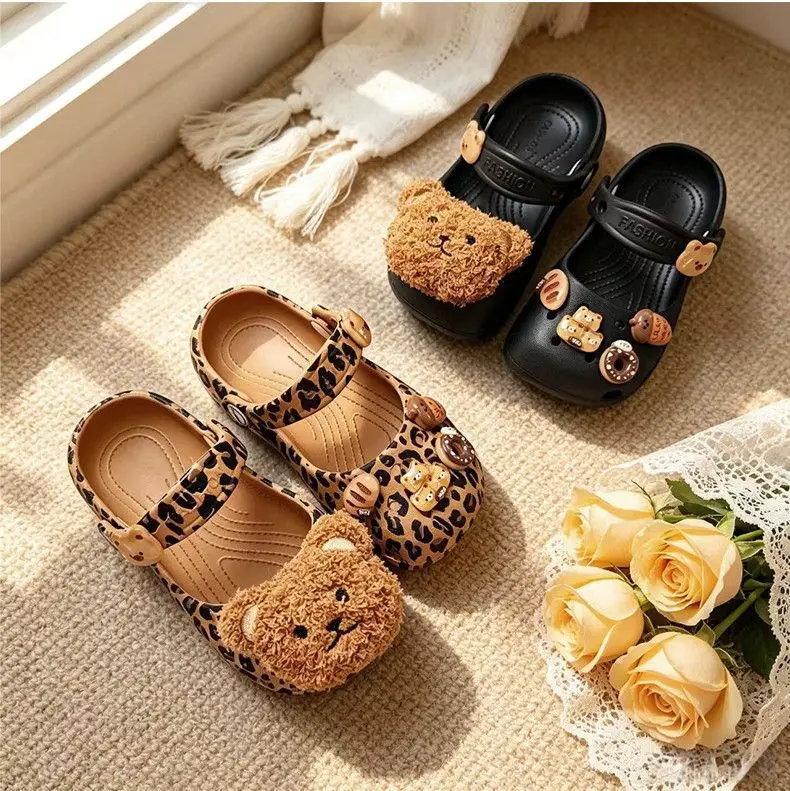 2026 Sommer-Trend Leoparden-Clogs für Mädchen, Weiche EVA-Schuhe mit Bären-Deko, Ballerinas, Mädchen-Strand-Mary-Jane-Sandalen, Hausschuhe – Detail 7