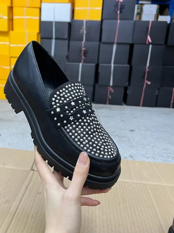 

Модные женские лоферы с круглым носком, на массивном каблуке с заклепками, удобные, на резиновой подошве, с внутренней отделкой из синтетической кожи, средней высоты, без застежек.