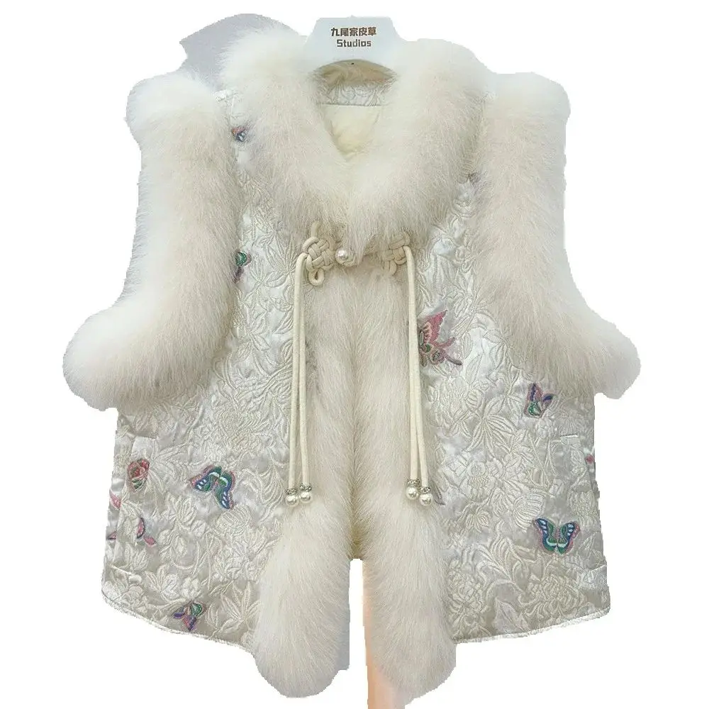 

Новая коллекция осень/зима 2025 из Haining представляет собой сладкий и элегантный короткий жилет из лисьего меха в китайском стиле для молодых женщин.