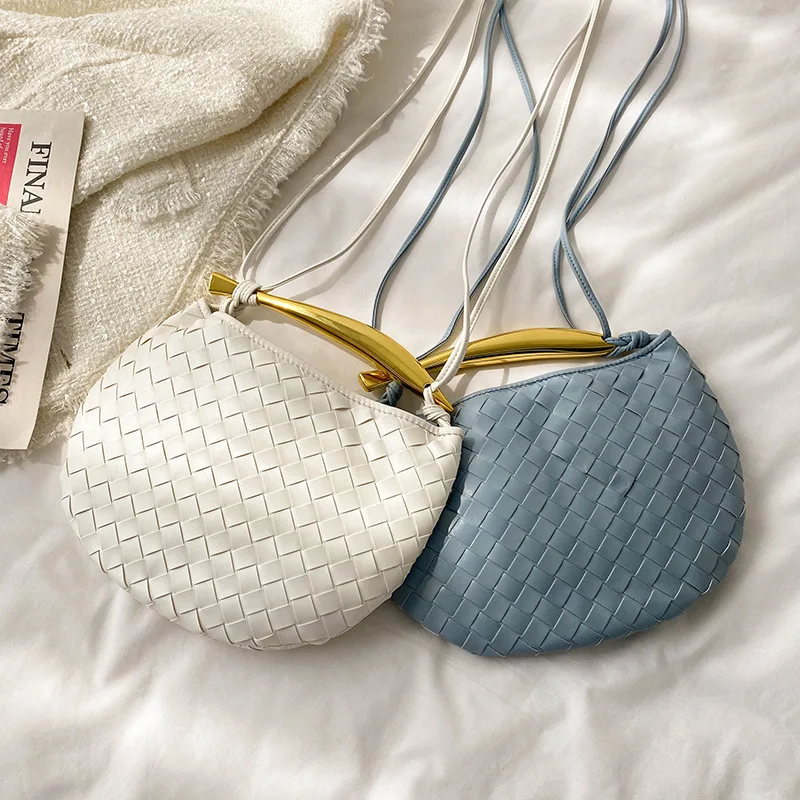 

Women's Woven Shark Tote Bag with Metal Handle, Large Capacity Beach Hobo Bag, Bohemian Rattan Shoulder Purse for Casual Outing