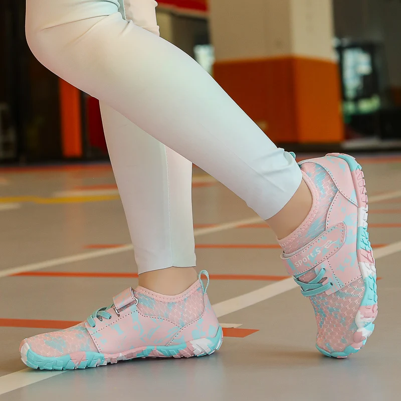 Nuevos zapatos de rastreo para niños, zapatos de playa para ocio al aire libre, zapatos de agua antideslizantes y transpirables con interferencias de velocidad