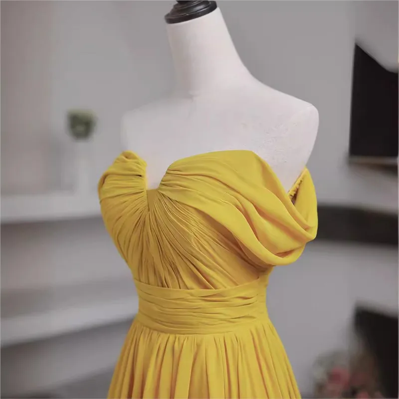 

The host of one-shoulder banquet performed a travel photo and vacation dress