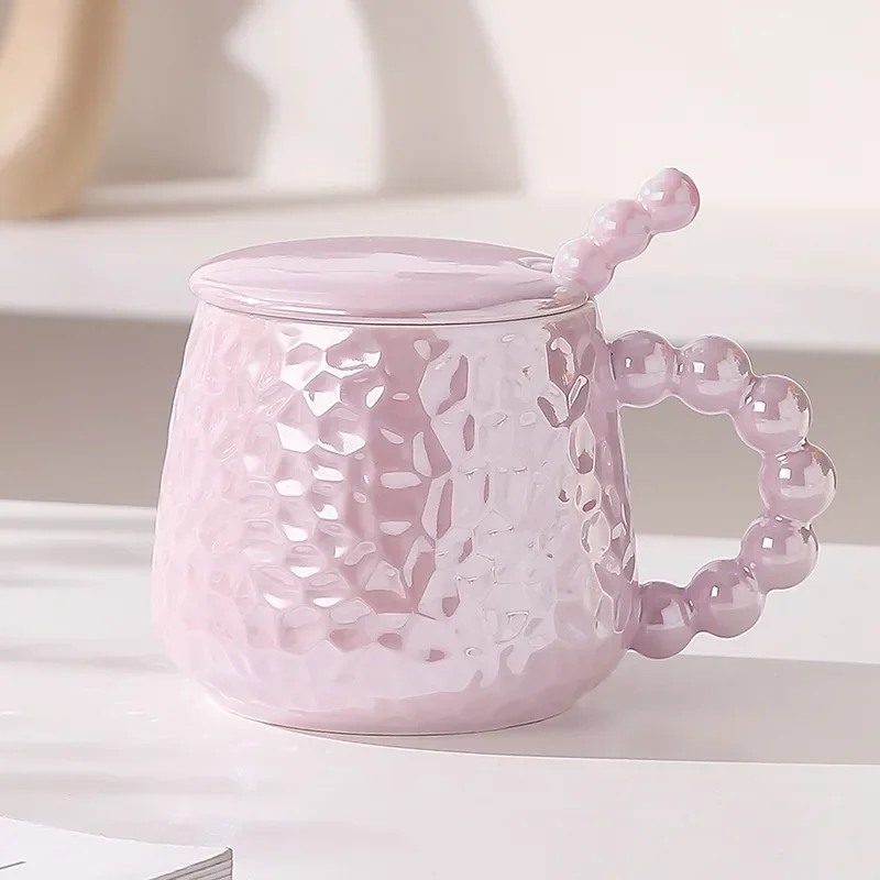 Tasse en céramique perlée colorée avec couvercle et cuillère, niveau d\'apparence élevé, petit déjeuner à la maison, lait, tasse à thé, café,