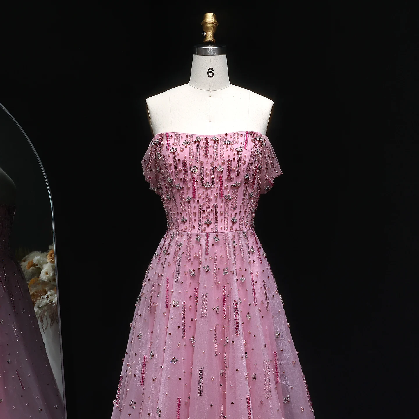 ชารอน กล่าวว่า ชุดราตรีทรงเอไลน์สีชมพูหรูหราแบบเปิดไหล่ประดับลูกปัดจากดูไบ เหมาะสำหรับงานแต่งงานและงานเลี้ยงสำหรับผู้หญิง คอลเลคชั่น 2025 SS226 สามารถสั่งตัดได้