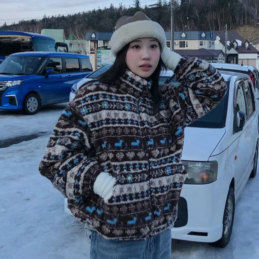 Kurtka damska zimowa z kapturem, retro chic, wzór w serca w stylu Fair Isle, ocieplana kołnierzem z imitacji futra.