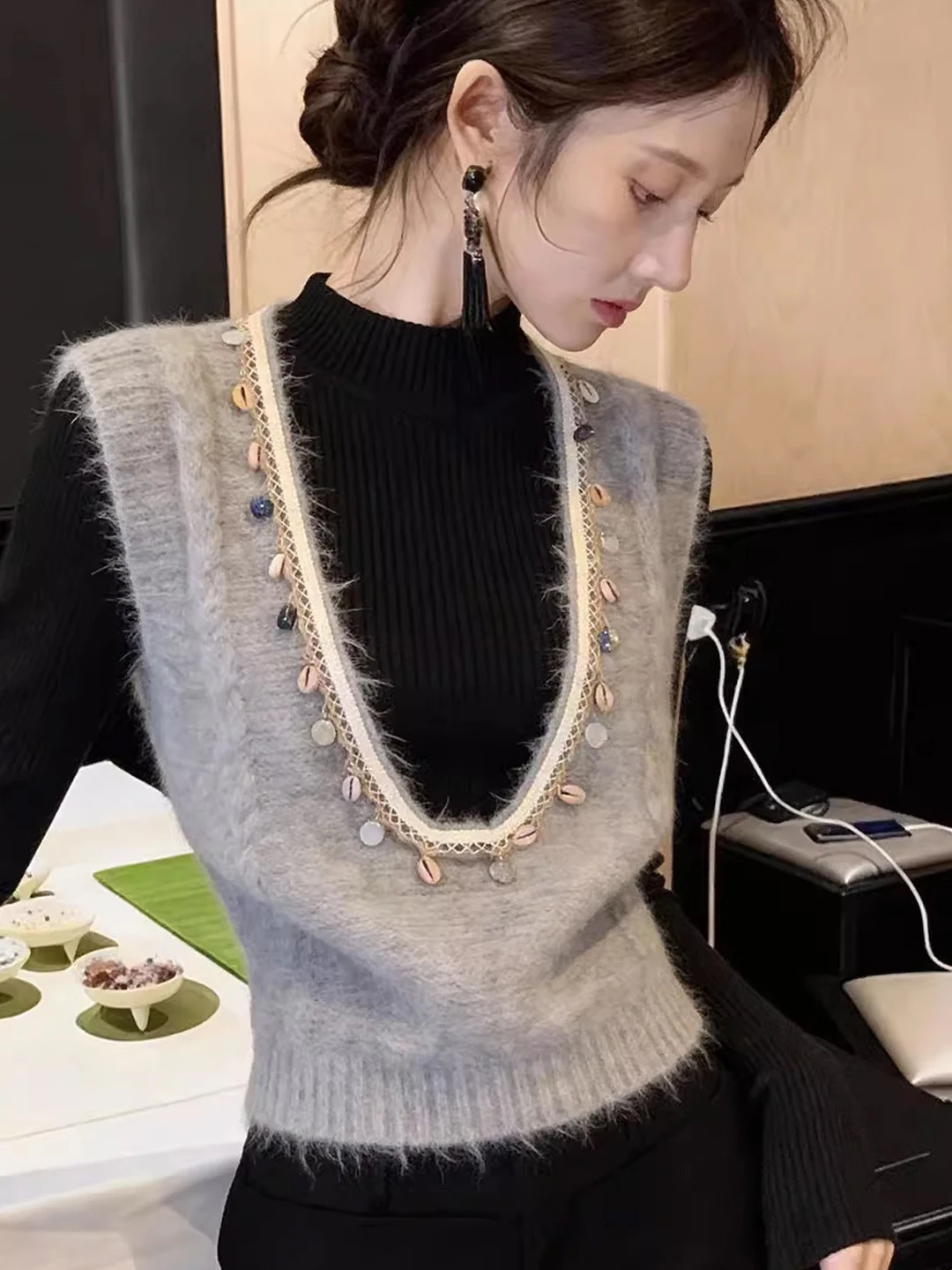 Gray Shiny Sequin Knitted Vest Women's Spring Autumn New Style Layered Sweater Vest Top Breathable V-neck Loose Fit Fashionable