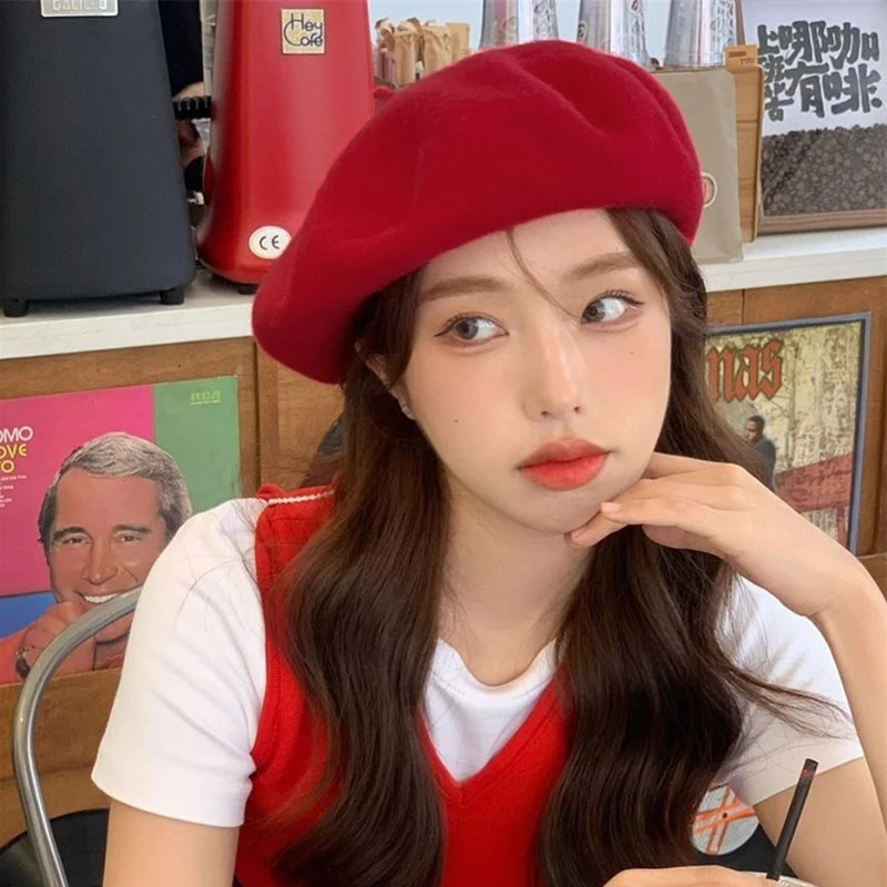 Serie TV Mercoledì 2 Agnes Cappello Cosplay Ragazza Carino Berretto di lana vintage Autunno Inverno Berretto rosso caldo Accessorio per costume di Halloween