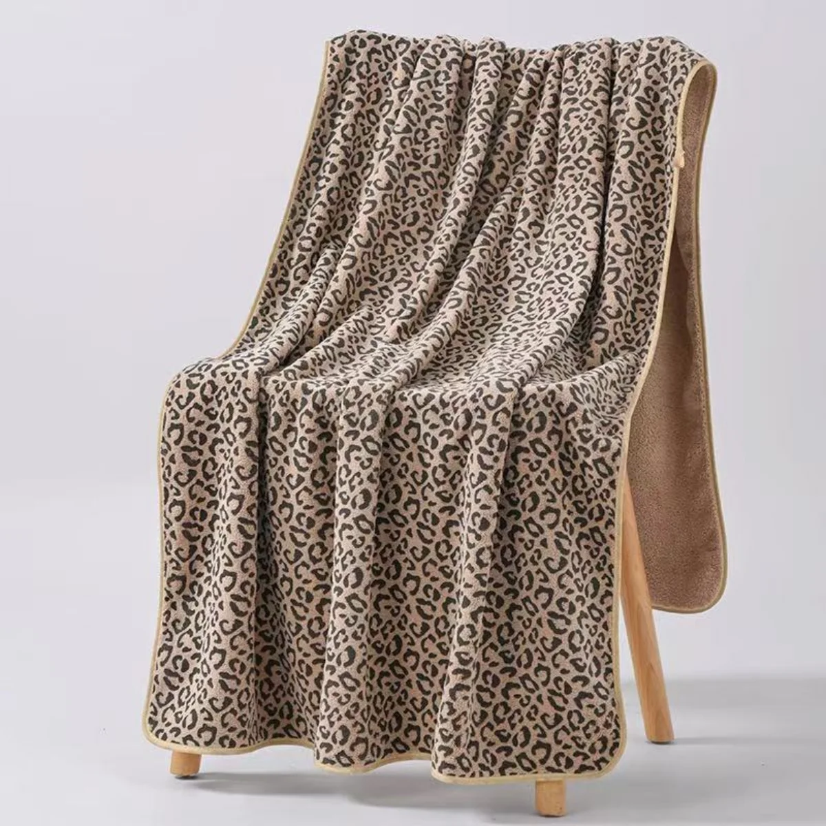 1PC 140x70cm Leopard Printed Bath Towel Oversized Coral Fleece Shower Towel Coffee Pink Blue Fashion Design Gift for Friend Fami