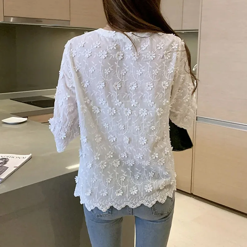 Camisa fina de verano con cuello en V para mujer, blusa de media manga con decoración floral tridimensional de estilo dulce, Tops de encaje para mujer 9638