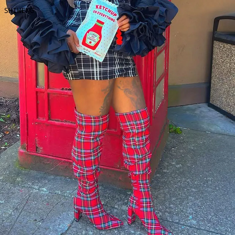 

2025 г. Женские модные ботинки с красным сетчатым поясом, модные ботинки с острым носком на шпильке с боковой молнией в стиле пэчворк, женские пикантные ботинки выше колена для девочек